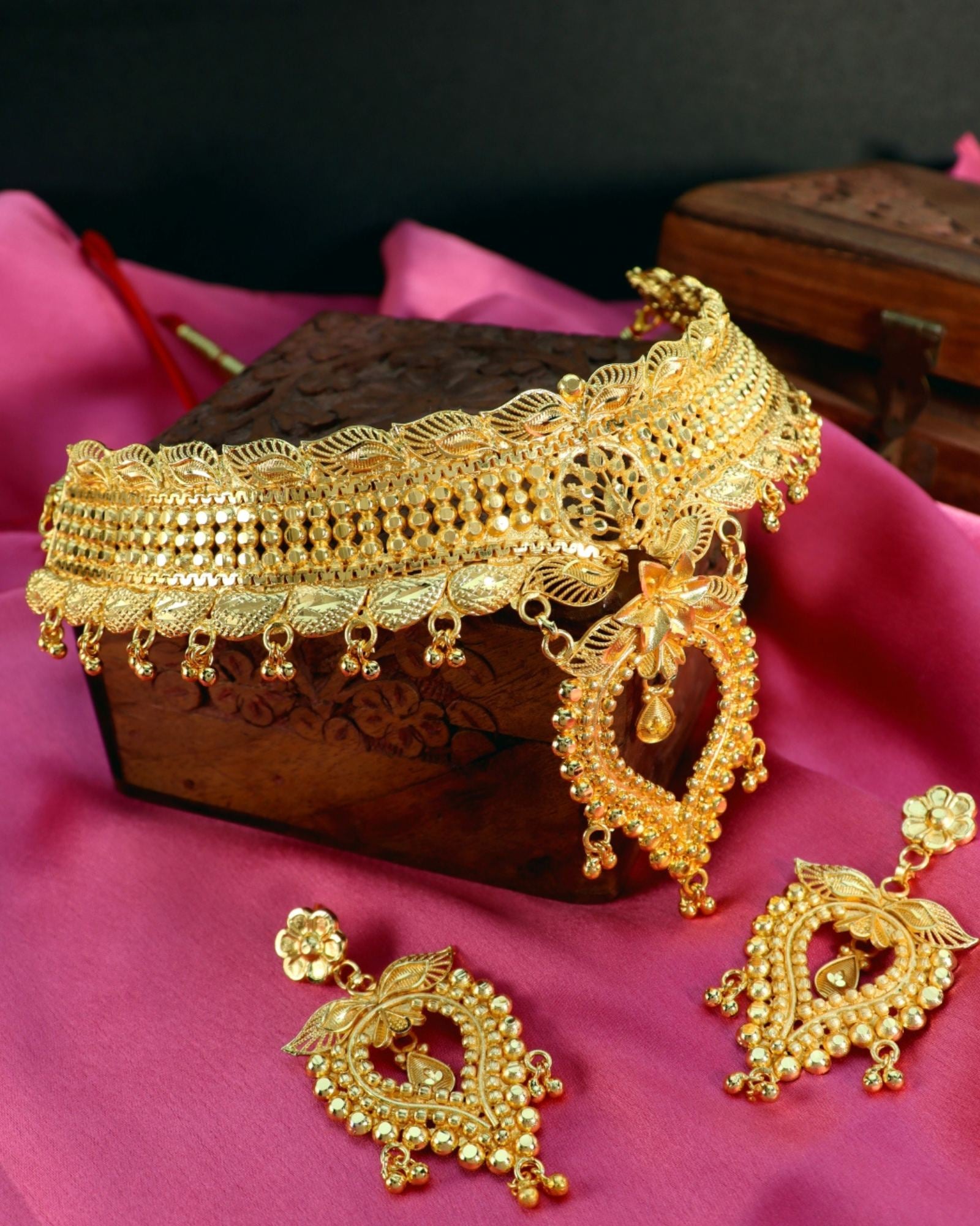 MANIKYA Gold Plated Copper Choker Necklace Set for Women | Bridal Wedding Jewellery Set with Earrings | Traditional Ethnic Party Wear