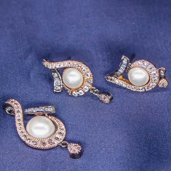 City Girl AD Brass Regal Essence Pendant Set With Pearl