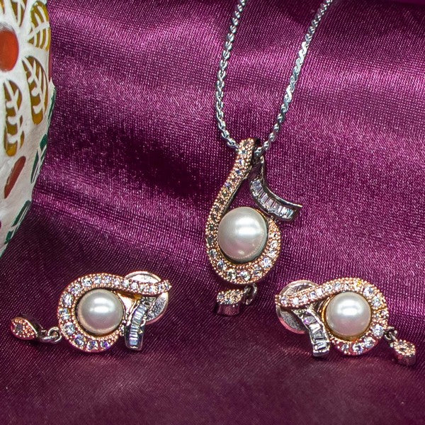 City Girl AD Brass Regal Essence Pendant Set With Pearl